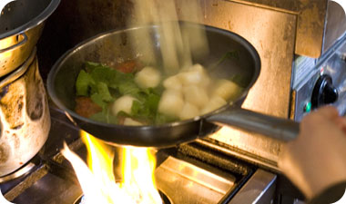 ככל שמעבדים מחית לבצק לניוקי, כך היא תהפוך צמיגית ודביקה יותר