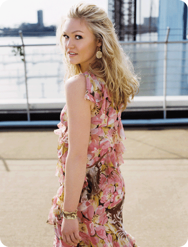 היא ממש מרוצה מהבילוי הסולידי בדירת שני החדרים הקולית שלה באיסט ווילג' במנהטן