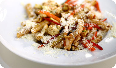 פסטה אליזבת, פסטה ירקות העונה עם נתחוני עוף ברוטב סויה וצ'ילי (צילום: יח