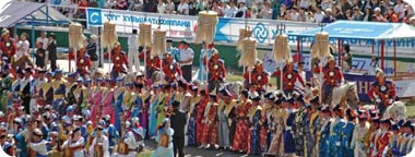 נושאי תשעת הקלשונים פותחים את התהלוכה החגיגית של פסטיבל הנאדאם