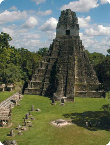 שלא כמו במצרים, הפירמידות של המאיה הן מרובעות, מדגישות את ארבעת כיווני השמיים ויוצרות מרחב אוניברסלי מקודש