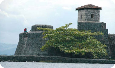 במצודת סן פליפה הקטנה לא היו שירותים ואת סירי הלילה נהגו הספרדים לרוקן אל גלי הים, שהתנפצו על החומה