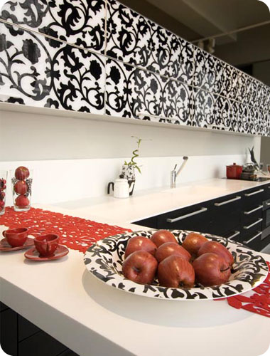 רגבה, מטבח צבעוני עם זכוכית מודפסת לפי טעמו של הלקוח