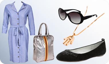 שמלה (ANNA K), נעלי בובה (GAP), תיק (REPLAY), שרשרת (ה.שטרן) משקפי שמש (שאנל).