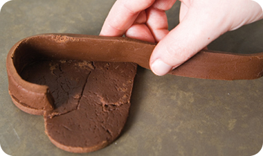 יודעי דבר מציגים יותר ויותר עבודות מקוריות שנעשו עם שוקולד מריר, מים וגלוקוזה