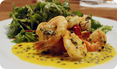 השרימפס בושל ברוטב הרוקפור ושני הרכיבים הגיעו מבריקים וטעימים על צלחת המקושטת בסלט ירוק