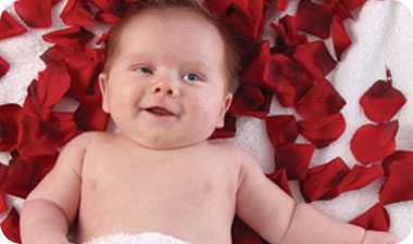 כדאי להרגיל את התינוק לישון במיטה שלו לפחות בלילה. הציבו את המיטה במקום קבוע בחדר על מנת שיוכל לקשר את שנת הלילה למיטה