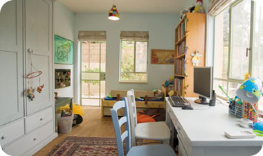 חתך הקיר מורכב מסטאדים של פלדה שביניהם יש בידוד