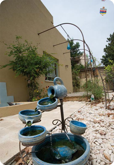 לכל אחד מהחדרים בבית יש יציאה או גישה החוצה