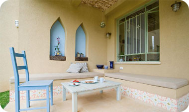 רהיטים ברזילאים שמורכבים משאריות של בתים מפורקים