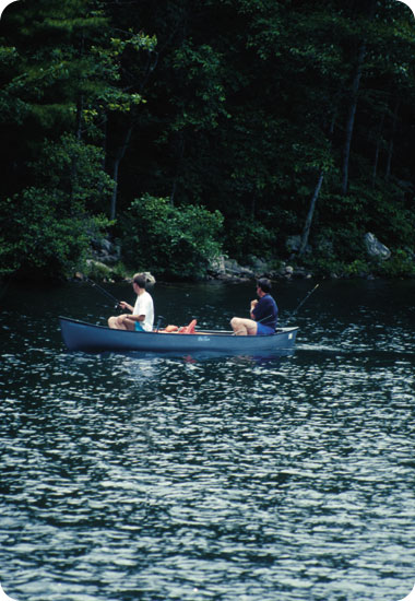 הדייג באגם מותר רק ברשיון, ומוגבל ל5 דגים לאדם.