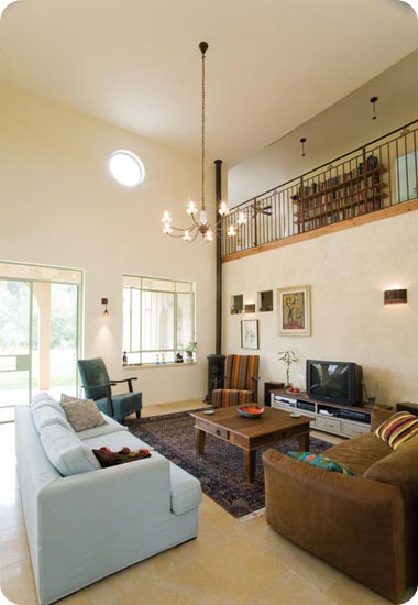 אריחי אבן חלילה בגדלים משתנים מהווים את הריצוף בבית