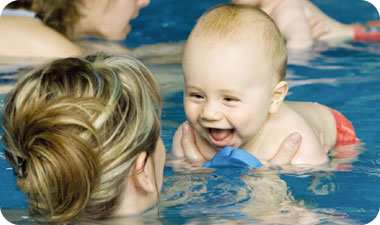 במים, התינוק חש מאושר ורגוע