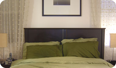 כשאין מנוס מלמקם את המיטה תחת חלון, תלו וילון והקפידו שיהיה מוגף בלילות