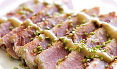 טונה צרובה עם קרם אפונה ונענע