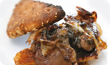 כבדי עוף בסילאן ובצל על טוסטים 