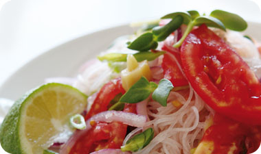 סלט אטריות שעועית ברוטב מירין ושום  