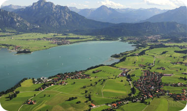 מן הגדה הצפונית אפשר להצטרף להפלגה של כשעתיים מסביב לאגם