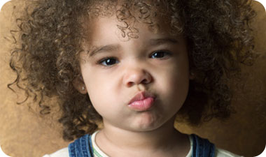 אם ילד אינו רוצה לאכול הוא לא חייב, אבל הוא נשאר לשבת על יד השולחן. אילוסטרציה: GettyImages/ImageBank