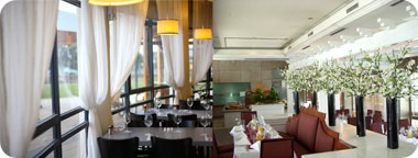 מימין: מסעדת אורוגלה ומסעדת כדיתא [צילום: דן פרץ]