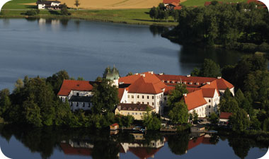 מנזר זאון (Kloster Seeon), ממוקם על אי קטן בתוך אגם זאון