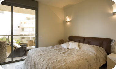 מבט מחדר השינה לעבר המרפסת