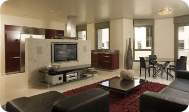 הסלון והקיר המפריד בינו לבין המטבח