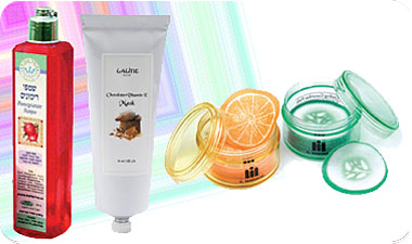 מימין לשמאל: רטיות לפנים של איל מקיאג', מסכת השוקולד של ללין, שמפו הרימונים מבית עומר הגליל 