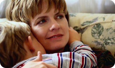 שימו לב לסוג הניחומים: האם הוא מעדיף קרבה פיזית, או שהוא רוצה שיעזבו אותו? אולי זה מעיד על פחד ממשהו אחר. אילוסטרציה: Gettyimages/Imagebank