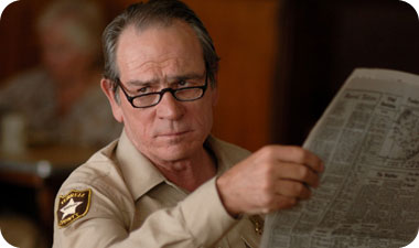 בל, השריף המקומי (טומי לי ג'ונס) אינו שריף אמיתי, אלא בובה שמצייתת לחוק