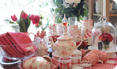 הסחורה בחנות מאוד מגוונת וייחודית