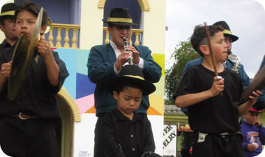 לכל קהילה או משפחה מקומית יש להקה משלה, ולכל להקה יש מלווים ונגנים