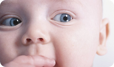 אסור לתינוק מתחת לגיל שנה להביט במראה, כדי שהשדים לא יתקנאו בו <br> אלוסטרציה: ASAP photos