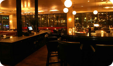 למעלה ממאה מקומות ישיבה, תאים מפנקים, כורסאות בר נוחות לצד הבר ובחלל המסעדה, וחדר פרטי המותאם לעשרים מוזמנים