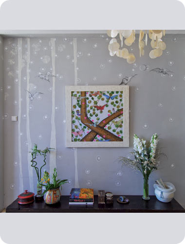 גוונים נייטרליים וכסופים יוצרים אווירה מיסטית וקסומה. צביעה ועיצוב: יעלה אוסמו