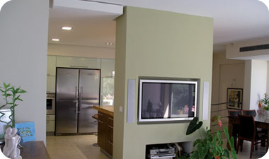 צבעוניות שקטה יוצרת תחושה של רוגע ופתיחות. עיצוב: יוסי שאול