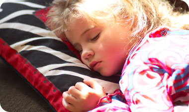 יש לסייע לילד להירדם באמצעות מגע ושיח מרגיע  [אילוסטרציה: photos to go]