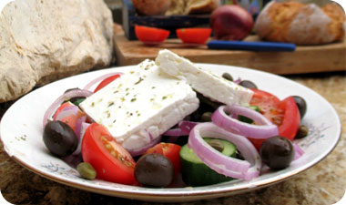 אם תיקחו את אותו סלט יווני ותאכלו אותו כאן, מחוץ לטריטוריה שלו, יהיה לו טעם אחר