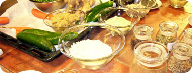 התבלינים פותחים את התיאבון ואנחנו מנשנשים בחטף צימוקים שנותרו בקערה או ג'ינג'ר מסוכר שאלה העבירה בינינו