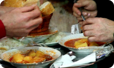 היה זה אחד המרקים הטעימים ביותר שאכלתי. בתבשיל החם היה שילוב נפלא של עגבניות, ירקות ואורז