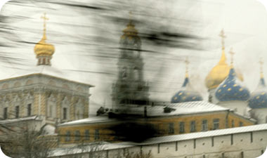 הדרך לסרגייב-פוסד. העצים חולפים על פני בנסיעה