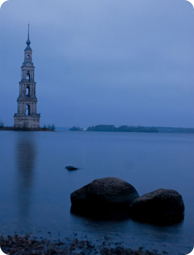 מגדל ניקולסקי בקלאזין שקוע במים, לאחר שהשלטון הקומוניסטי בנה סכר והציף את מרכז העיר הישן