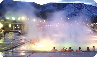 בערבים, האדים העולים מן המים יוצרים ערפל (צילום: Glenwood Hot Springs)