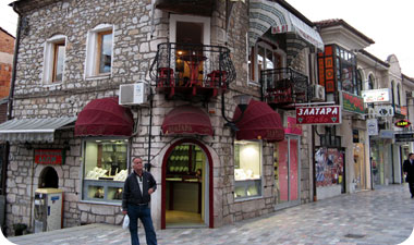 מקדוניה: לטענת יוון, מדובר בשם שמקורו הלניסטי והוא מסמל את יוון ואת ממלכת מקדוניה העתיקה - מקום הולדתו של אלכסנדר מוקדון