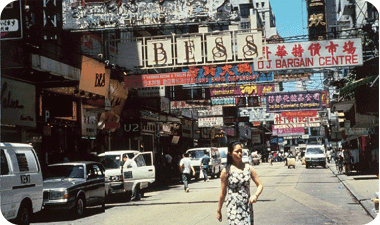 אזור הקניות והמסעדות הצפוף של הונג קונג נמצא בדרום קואולון. השלטים מתחרים על עינו של הקניין הפוטנציאלי