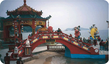 גשר אריכות הימים בריפלס ביי נראה כאילו הוא חלק מגן שעשועים צבעוני לילדים, אך על פי האמונה הסינית מי שעולה עליו מאריך את חייו בשלושה ימים