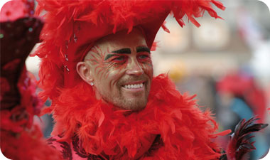 כולם מגיעים לקרנבל: תושבי העיר, בני יישובים מהסביבה וגם תיירים מגרמניה ובלגיה השכנות