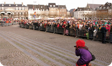 צוותי צילום מסקרים את החגיגות בשביל רשתות הטלוויזיה והעיתונות ההולנדית. גם הם מתחפשים