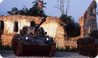 קרלובץ, קרואטיה. באזור זה פרצה המלחמה בין הקרואטים לסרבים. הקרואטים השאירו כאן כמה מהמשוריינים כאנדרטה לזכר הקרבות