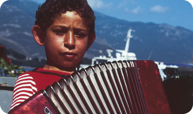 ילד צועני במונטנגרו. במהלך מלחמת האזרחים רבים מצועני מונטנגרו גורשו והיגרו לאיטליה ואלבניה